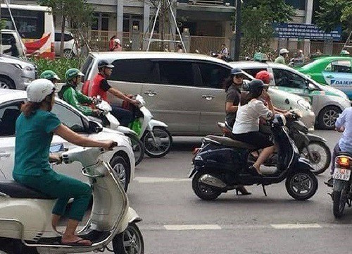 Suýt bị xe tải đâm trúng, 2 cô gái bị CĐM nhắc nhở: 'Buôn chuyện thì lên vỉa hè đứng cho có lãi'