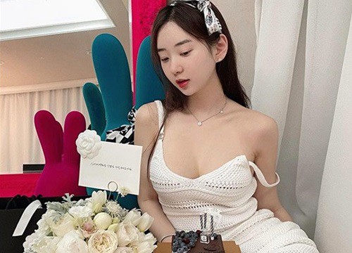 Nữ người mẫu ít mặc đồ nhất Châu Á được báo quốc tế gọi là nữ thần