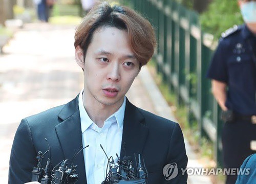 Park Yoochun bị quản lý cũ tố "chơi đồ" và cờ bạc