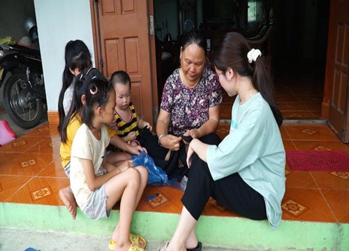 Vi Thị Mai - Nghệ nhân may thêu trang phục Sán Chỉ