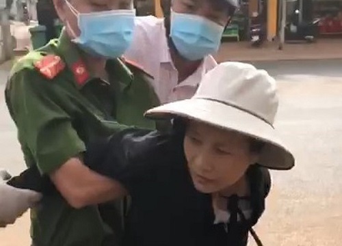Cởi khẩu trang, ra đường không lý do chính đáng, người phụ nữ thách thức công an: "Còng đi, phạt đi"
