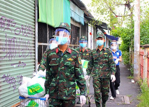 Chú bộ đội bất lực trước hàng bị "bom", dân mạng đề xuất chế tài cho kẻ "bùng tiền"