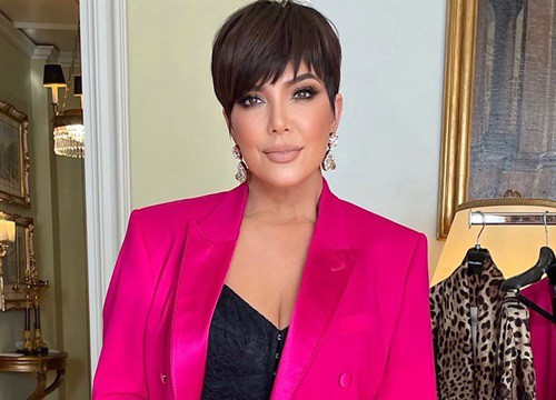 Mẹ Kim Kardashian mặc suit đọ dáng sao trẻ