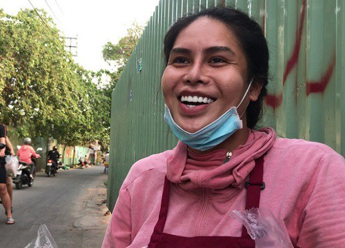 Diva bánh tráng trộn Cát Thy đổi nghề YouTuber nhưng bị dân mạng ném đá dữ dội, nguyên nhân từ 1 hành động kém duyên khi ăn?