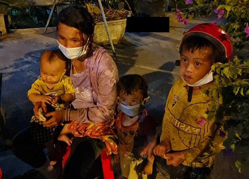 Giấc ngủ vội ven đường của em bé Nghệ An trên hành trình hồi hương: Hơn cả chữ thương!