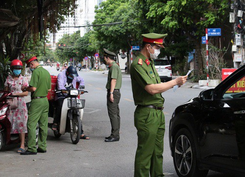 Ông cụ nằm ra đường "ăn vạ", chặn đầu xe ô tô khi bị công an giữ lại do vi phạm giãn cách xã hội