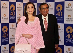 Mukesh Ambani - Asia&#39;s richest billionaire hires 600 maids and a beautiful love story with a dancer&#39;s wife