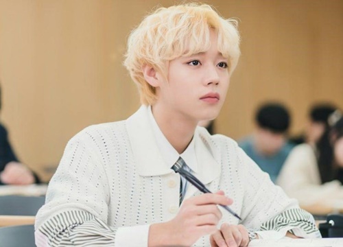 Park Ji Hoon (Wanna One) bị tố ngoại tình, "bay lắc" với dàn thực tập sinh nữ