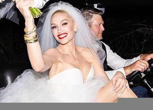 Vợ Blake Shelton diện hai mẫu váy của Vera Wang trong lễ cưới