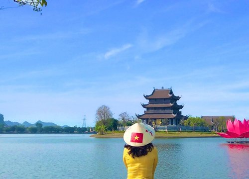 Đến Ninh Bình chiêm ngưỡng ngôi chùa Vàng độc đáo nằm giữa hồ