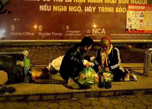 Người đàn ông vô gia cư mếu máo bật khóc khi nhận được phần quà của nhóm từ thiện: "Cảm ơn nhiều lắm"