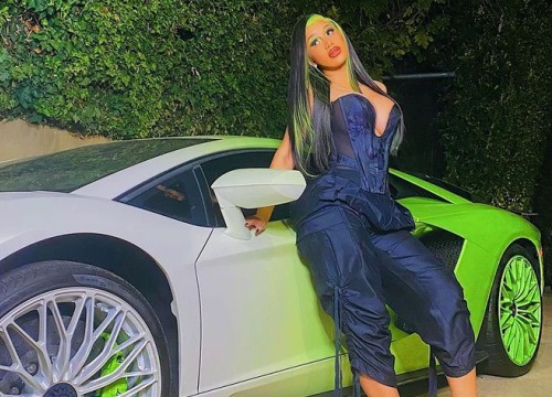 Có sao nữ mua cả bộ sưu tập siêu xe 29 tỷ toàn Lamborghini, Rolls-Royce chỉ để "sống ảo" rồi vứt xó vì... chưa có bằng lái