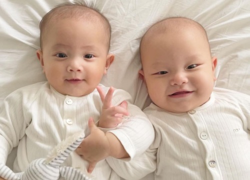 Hai con nhà Hà Hồ ăn uống cực yêu: Lisa nhai "móm mém", Leon tủm tỉm