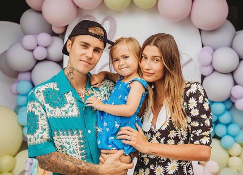 Justin Bieber cùng vợ Hailey bế em bé gây bão MXH, danh tính đứa trẻ gây bất ngờ