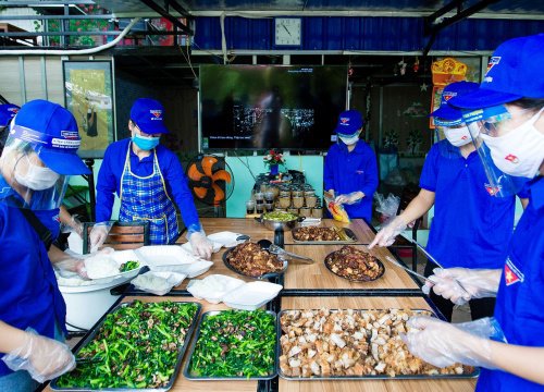 Lập bếp chống dịch nấu những suất cơm nghĩa tình, không để chốt đói, chốt vắng