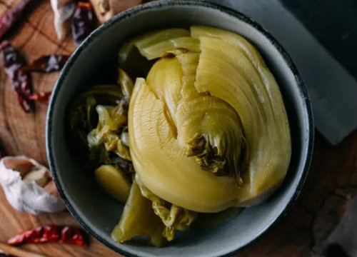Chỉ cần thêm nguyên liệu này dưa muối để được lâu mà không sợ "chua loét"