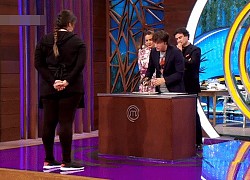 Kinh dị: Thí sinh MasterChef đem cả 1 con chim... chưa vặt lông cho ban giám khảo ăn