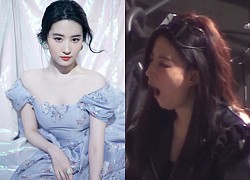 Liu Yifei yawns and &quot;falls&quot; on his chin behind the scenes, making fans laugh