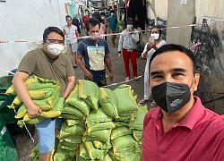 MC Quyen Linh worked hard carrying rice to give to people during the epidemic season