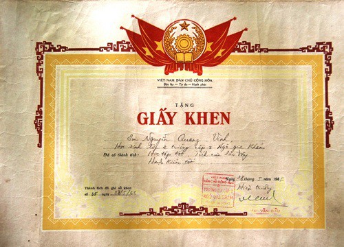 Bỏ giấy khen Học sinh tiên tiến, hội phụ huynh bồi hồi: Thời 7x, 8x phấn đấu được tiên tiến thôi cũng đủ khó, thấy hãnh diện vô cùng