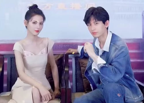 Dữ Quân Ca: "Búp bê" Trương Dư Hi mặc gợi cảm ngồi cạnh Thành Nghị nhưng người gầy gò mỏng dính