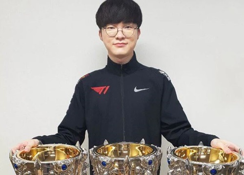 Faker lặng lẽ ngồi tập luyện một mình trước trận đấu, khoảnh khắc khiến ai ai cũng phải ngưỡng mộ