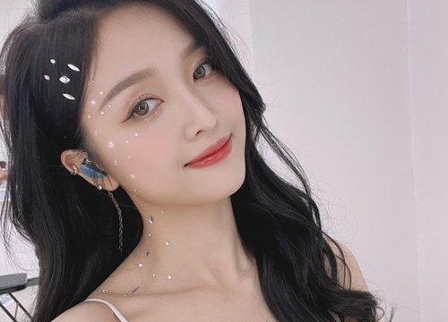 Nữ ca sĩ tự cắt tóc trên sân khấu
