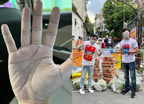 Nguyên Khang lạc quan khoe bàn tay nhăn nheo sau khi phát quà mùa dịch