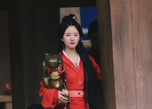 Triệu Lộ Tư lộ tạo hình vừa quê vừa béo trong phim mới, netizen hốt hoảng "sao giống bà thím thế này?"