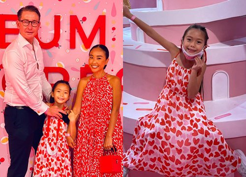 Con gái Đoan Trang đi bảo tàng kem ở Singapore