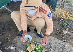 Traffic police soldiers eat noodles with vegetables at home-made kitchens, making viewers emotional