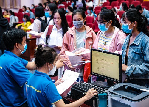 Nhập học online, tân sinh viên vẫn tốn..."101 loại phí"