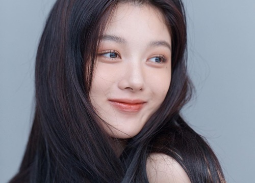 Kim Yoo Jung - Sao nhí đình đám lột xác thành nữ thần cổ trang, được TOP (BIGBANG) gọi tiền bối