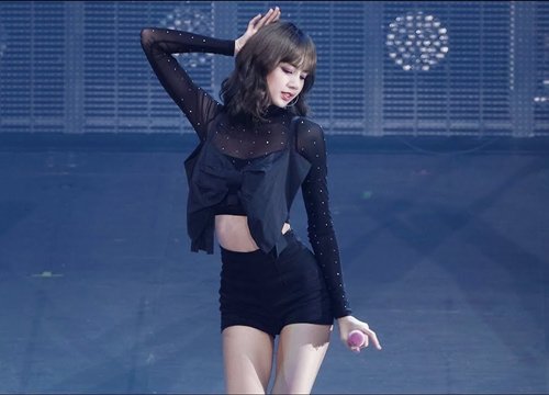 Clip: Lisa "cố tỏ ra là mình ổn" vì sự cố sân khấu, một mình một cõi vẫn chiếm trọn spotlight của BLACKPINK