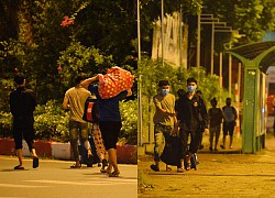 Hanoi: Feeling sorry for the scene of 30 unemployed construction workers, walking hundreds of kilometers in the night leaving the capital to return to their hometown