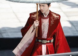 Luu Vu Ninh covered the umbrella and looked like a handsome man, trying to &quot;encroach on the yard&quot; of the male lead Cung Tuan in the backstage of An Lac Truyen.