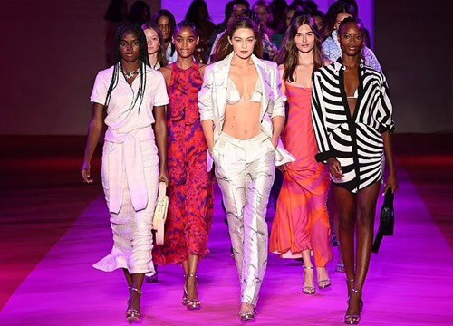 Gigi Hadid tái xuất sàn catwalk hậu sinh nở khiến netizen phát sốt