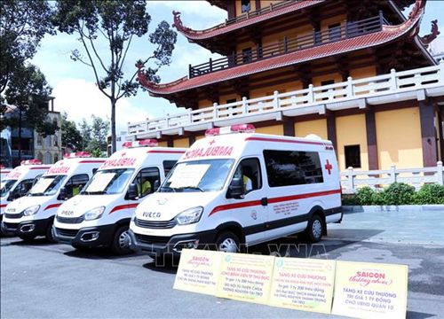 Giáo hội Phật giáo Việt Nam TP Hồ Chí Minh tặng 10 xe cứu thương hỗ trợ phòng, chống dịch