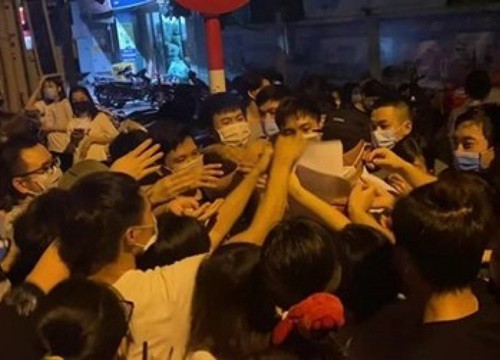 Hanoi: People crowded to win registration tickets for vaccination