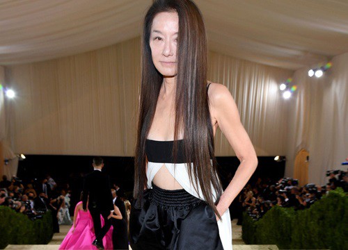 Vera Wang tong teo "da bọc xương" tại Met Gala 2021, nhưng vẫn chưa là gì với bộ cánh "cô hồn" năm 2017