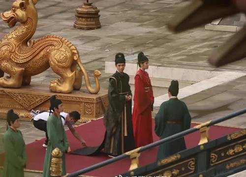 Địch Lệ Nhiệt Ba mặc quan phục cực soái, nhìn như "anh em bạn chú" với Cung Tuấn ở bom tấn An Lạc Truyện