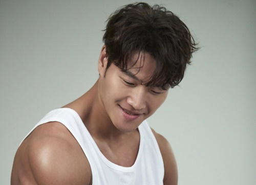 Kim Jong Kook "cà khịa" hội Running Man khi nhận nút Vàng Youtube, riêng với Song Ji Hyo lại khác