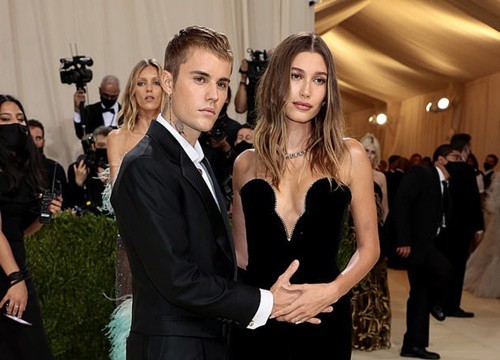 Vợ Justin Bieber - Hailey Baldwin bị nghi mang thai vì hành động lạ trên thảm đỏ