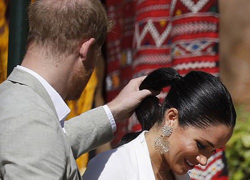 Đâu phải bây giờ Harry mới là "thợ làm tóc" của Meghan, vị hoàng tử đã cam tâm tình nguyện nhận công việc này từ lâu rồi!