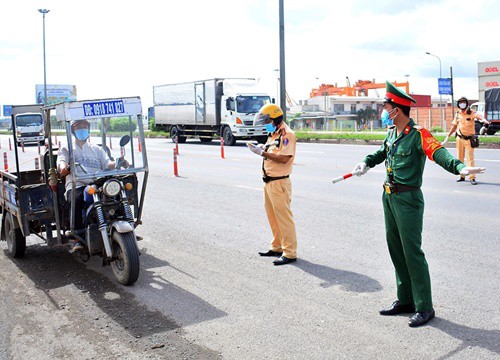 Thanh niên ngoan cố "thông chốt" kiểm dịch và cái kết "nghiệp quật" sau 2 giây