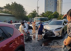 Hanoi: &quot;Crazy cars&quot; hit a series of motorbikes and stopped waiting for a red light, making people angry