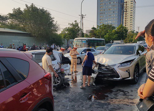 Hà Nội: "Ô tô điên" tông loạt xe máy dừng chờ đèn đỏ khiến dân tình phẫn nộ