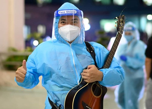 Lê Minh bị sốc vì mất nước, Khả Như khó thở vì mặc đồ bảo hộ