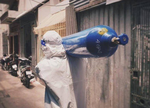 The young owner closed the homestay, entered the Saigon epidemic center to carry an oxygen tank to save F0