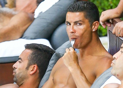 C. Ronaldo liệt kê món ưa thích để đầu bếp MU phục vụ